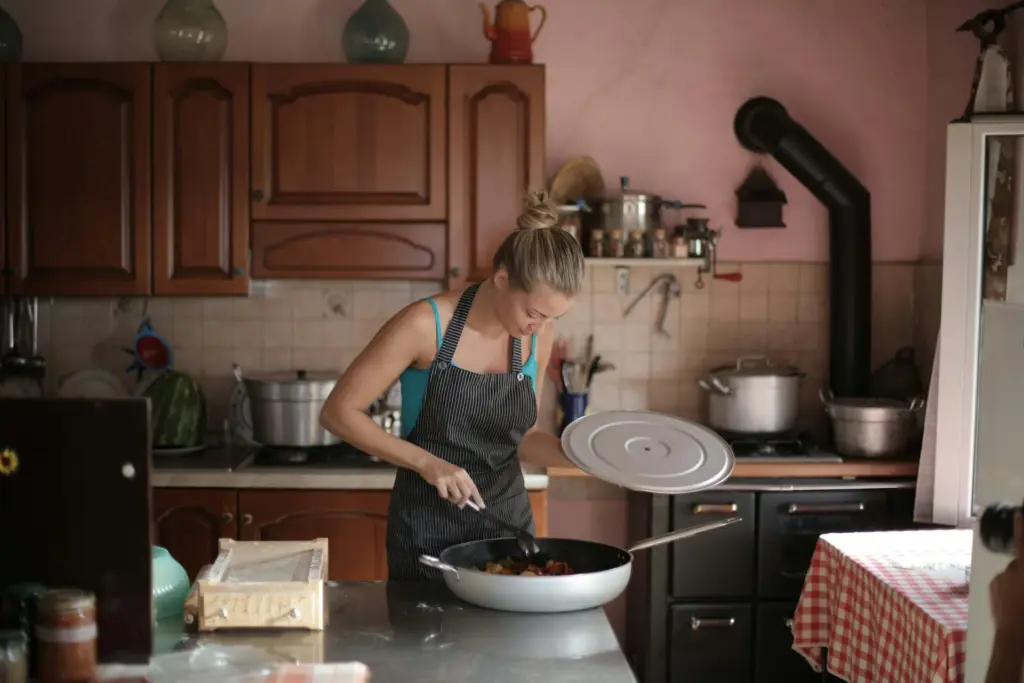 Žena vařící jídlo